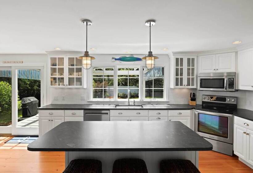 Charming Cottage W/ Deck   Walk To Skaket Beach!