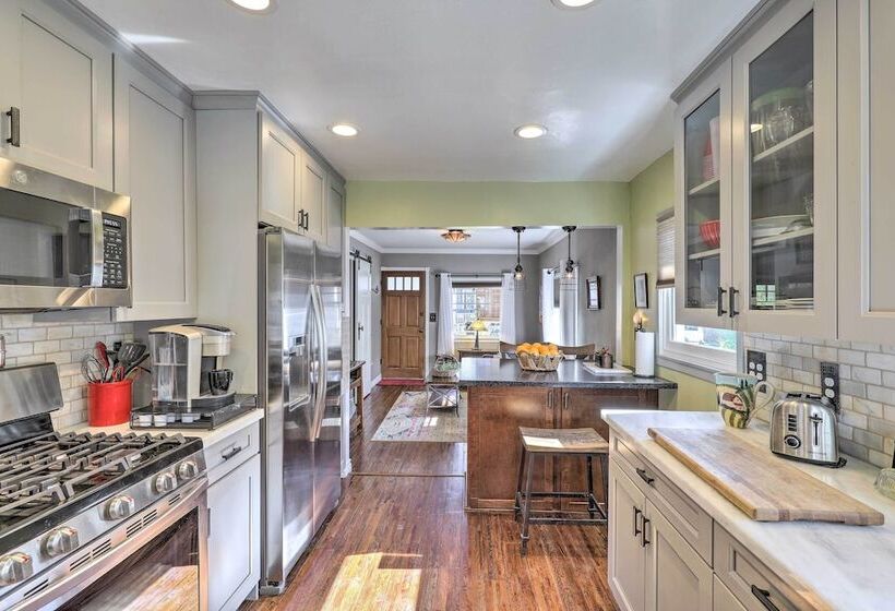 Charming Craftsman Cottage With Garden & Hot Tub!