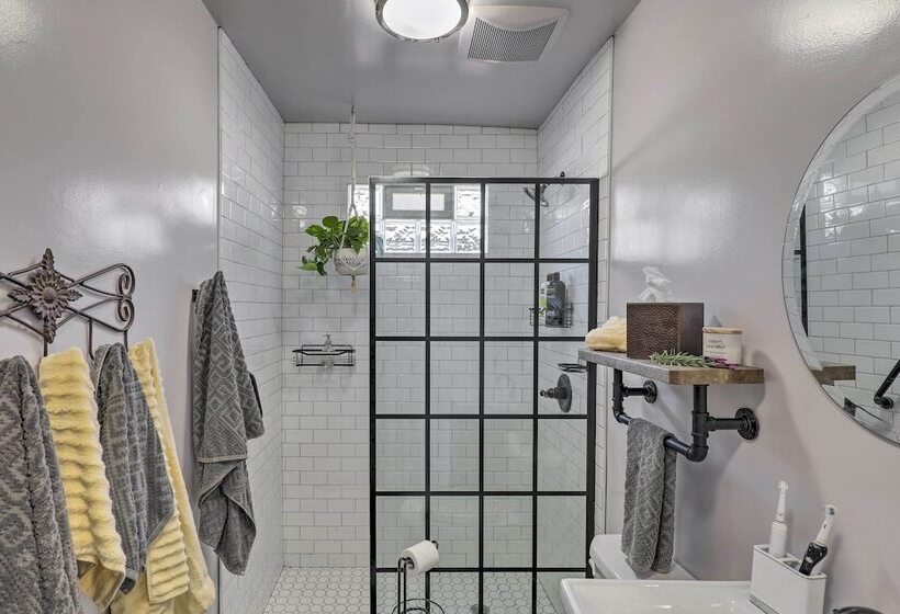 Charming Craftsman Cottage With Garden & Hot Tub!