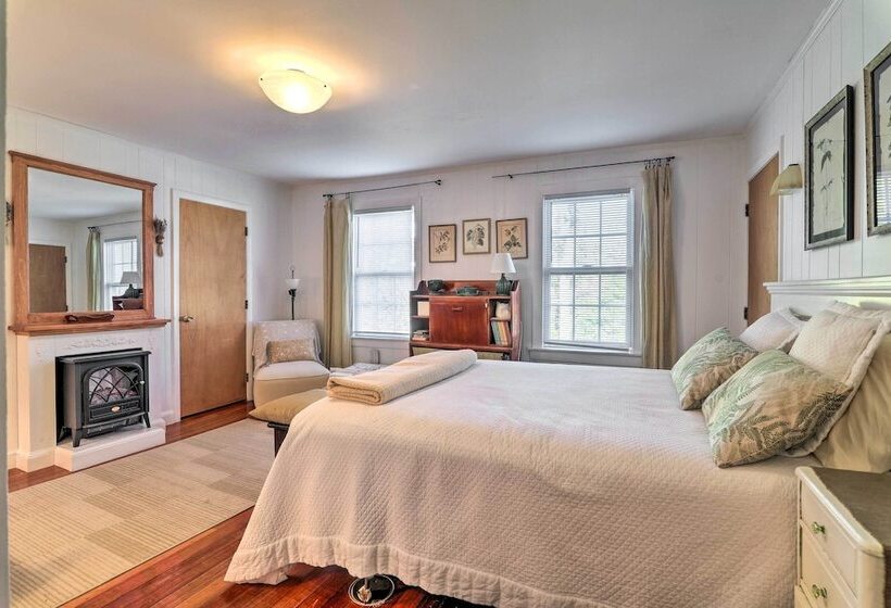 Charming East Falmouth Home W/ Hot Tub!