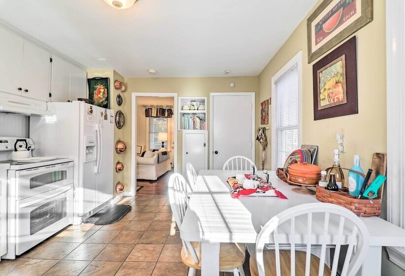 Charming East Falmouth Home W/ Hot Tub!