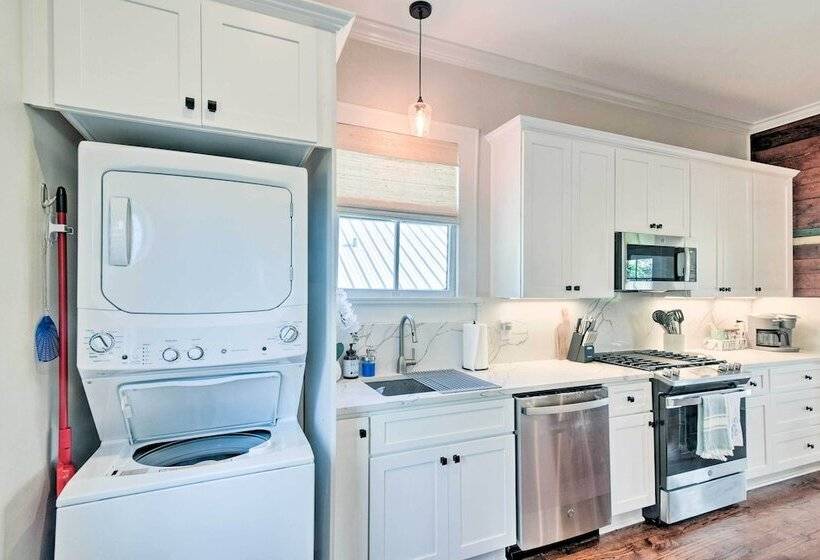 1 Mi To Beach: Coastal Cottage In Galveston