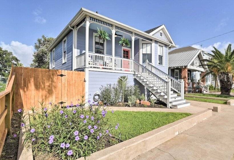 1 Mi To Beach: Coastal Cottage In Galveston