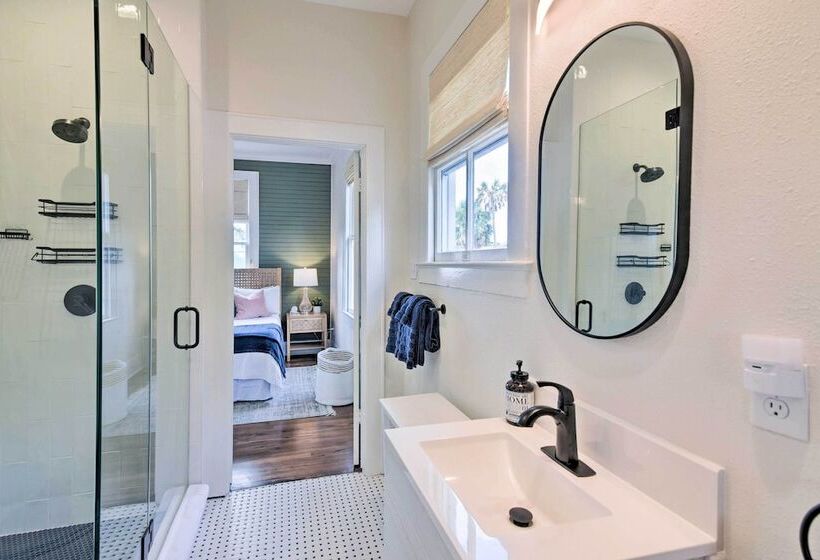 1 Mi To Beach: Coastal Cottage In Galveston