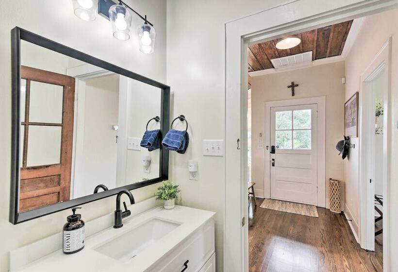 1 Mi To Beach: Coastal Cottage In Galveston