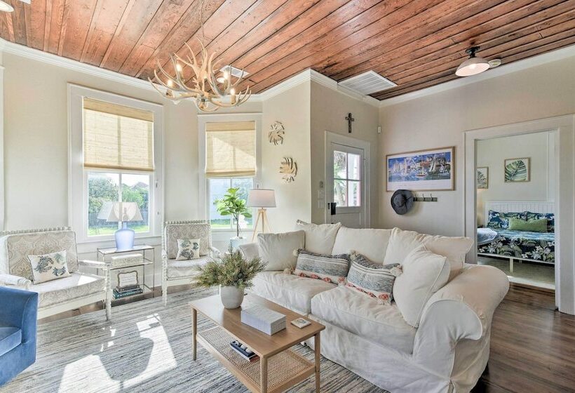 1 Mi To Beach: Coastal Cottage In Galveston