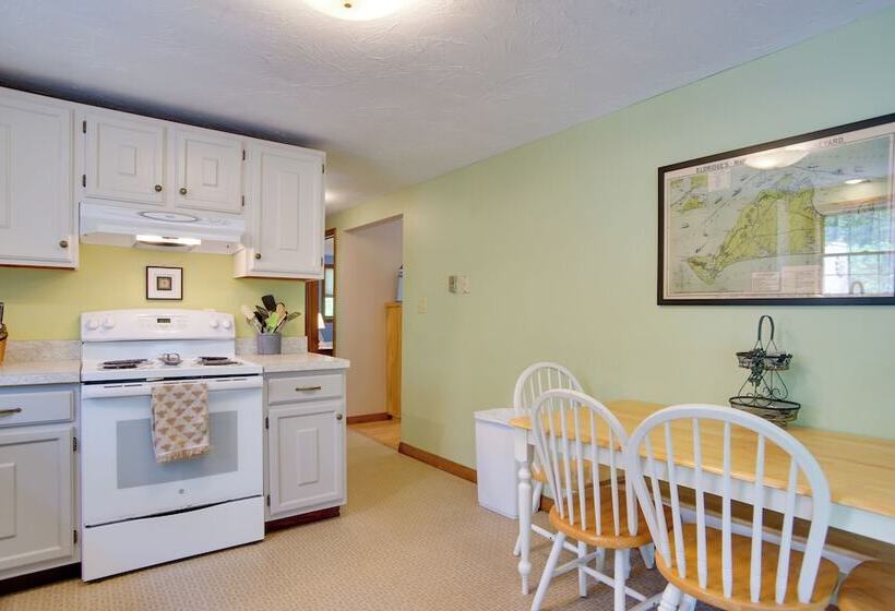 Charming Martha S Vineyard Home Near Beach & Town!
