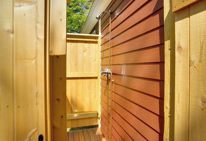 Charming Martha S Vineyard Home Near Beach & Town!