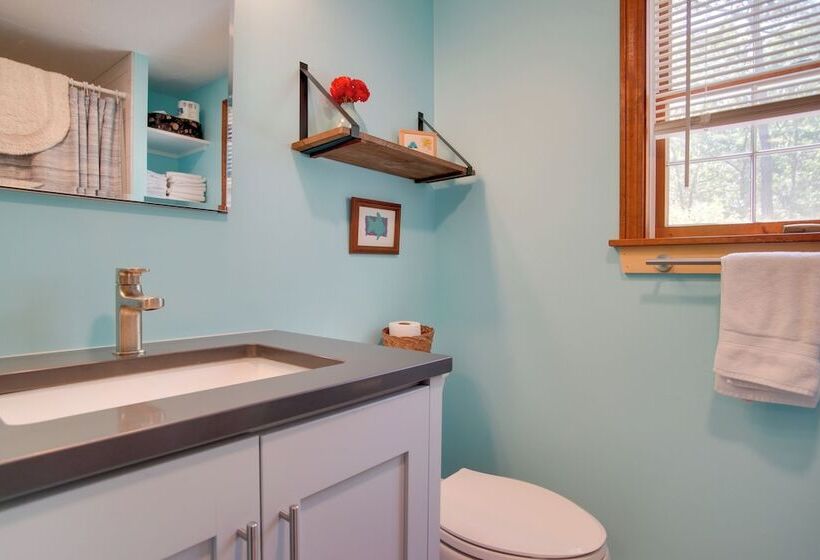 Charming Martha S Vineyard Home Near Beach & Town!