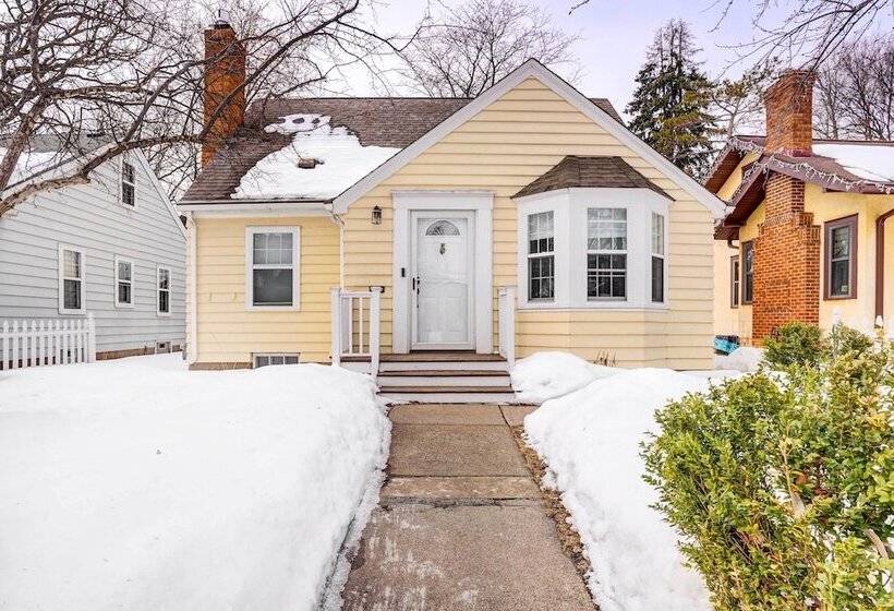 Charming Minneapolis Home < 1 Mi To Lakes!