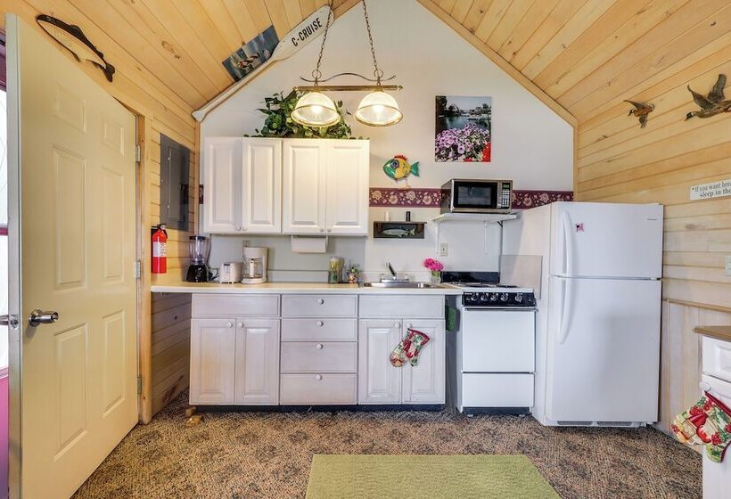 Little Traverse Lake Cottage: Beach Access & Dock!