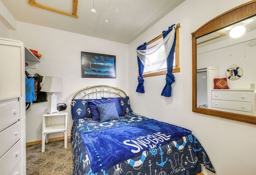 Little Traverse Lake Cottage: Beach Access & Dock!