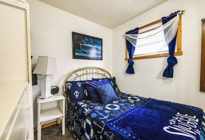 Little Traverse Lake Cottage: Beach Access & Dock!