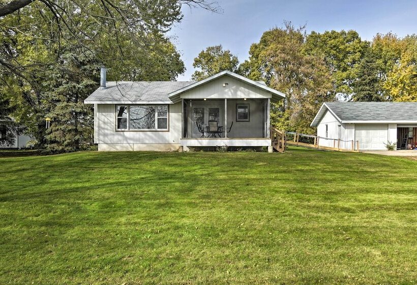 Charming Neenah House W/ Porch On Lake Winnebago!