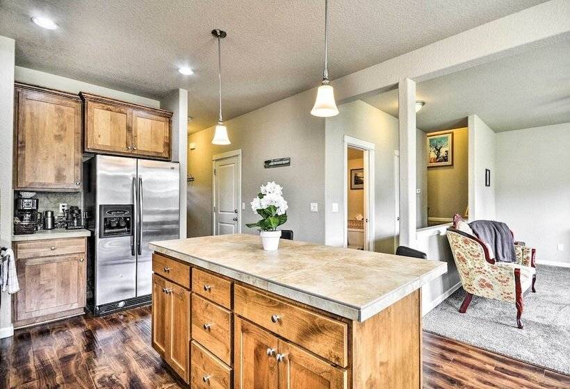 Portland Home W/ Private Hot Tub: 9 Mi To Downtown