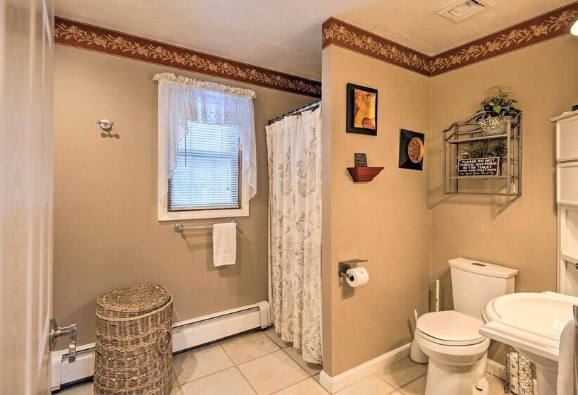 Charming Retreat ~ 1 Mi To Ossipee Lake Marina!