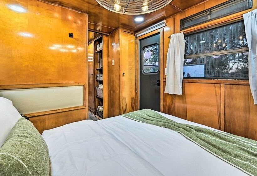 Charming Tiny Home W/ Private Hot Tub!