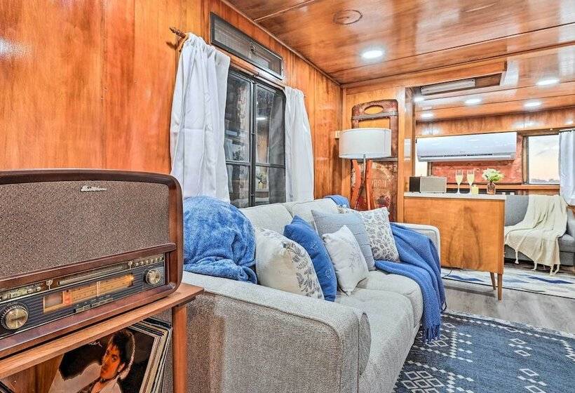 Charming Tiny Home W/ Private Hot Tub!