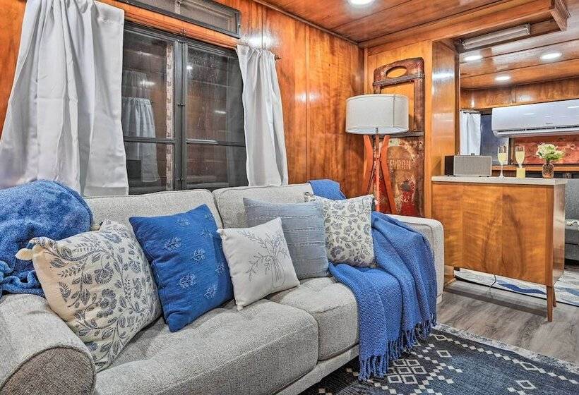 Charming Tiny Home W/ Private Hot Tub!