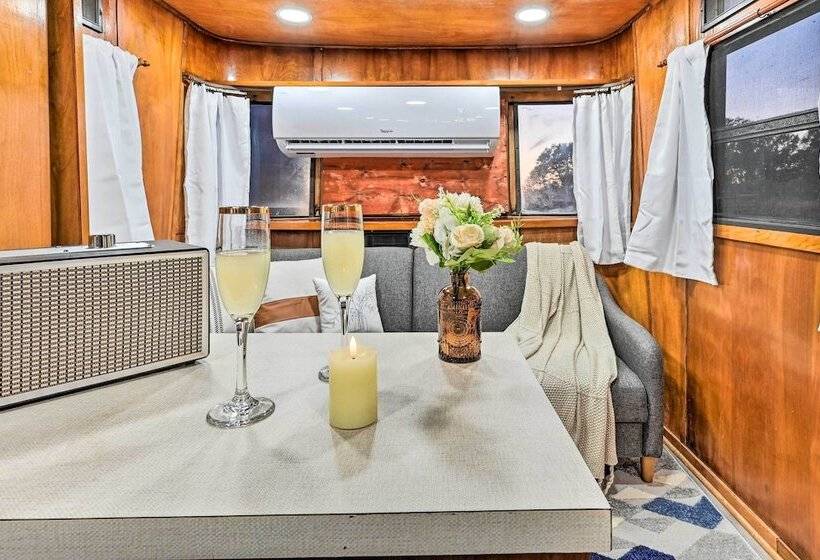 Charming Tiny Home W/ Private Hot Tub!