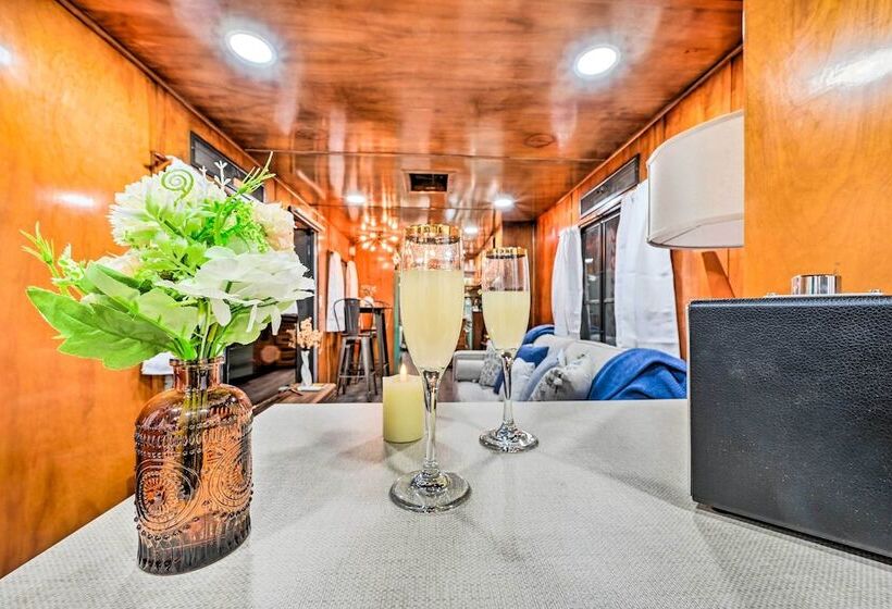 Charming Tiny Home W/ Private Hot Tub!