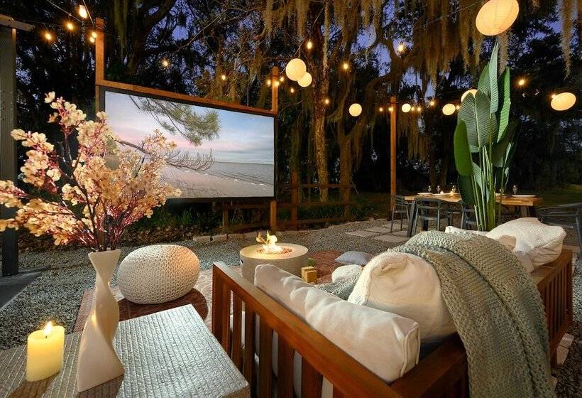 Charming Tiny Home W/ Private Hot Tub!