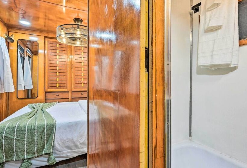 Charming Tiny Home W/ Private Hot Tub!