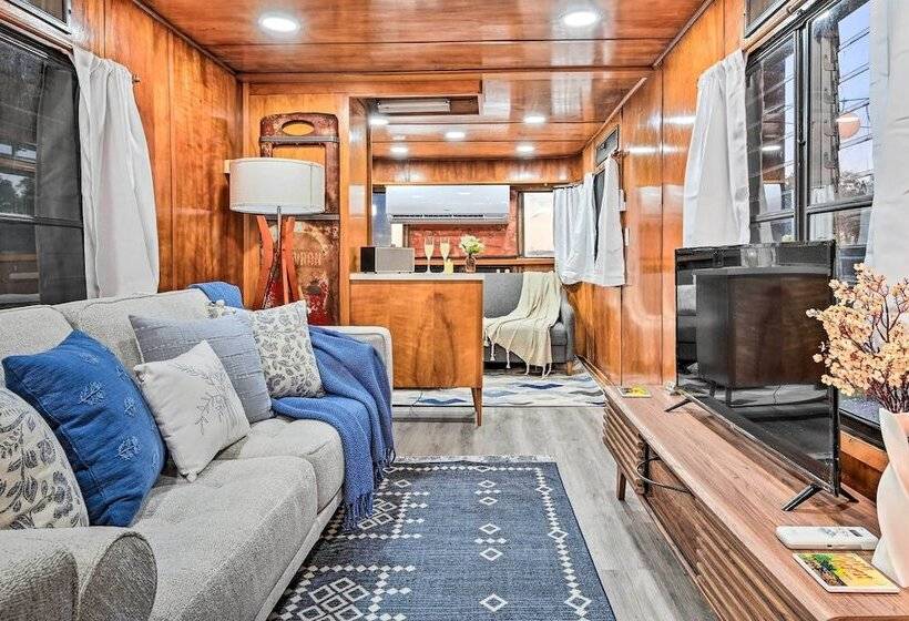 Charming Tiny Home W/ Private Hot Tub!