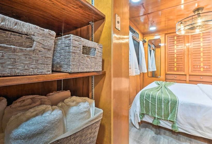 Charming Tiny Home W/ Private Hot Tub!