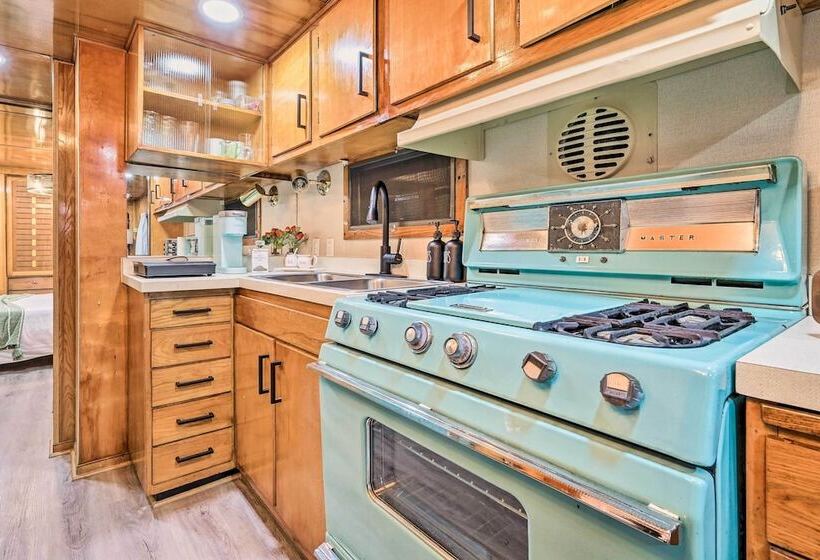 Charming Tiny Home W/ Private Hot Tub!