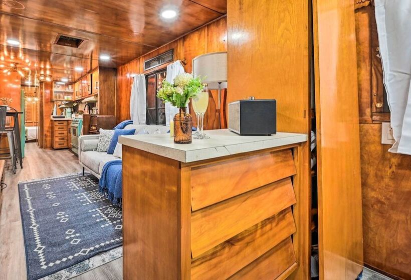 Charming Tiny Home W/ Private Hot Tub!