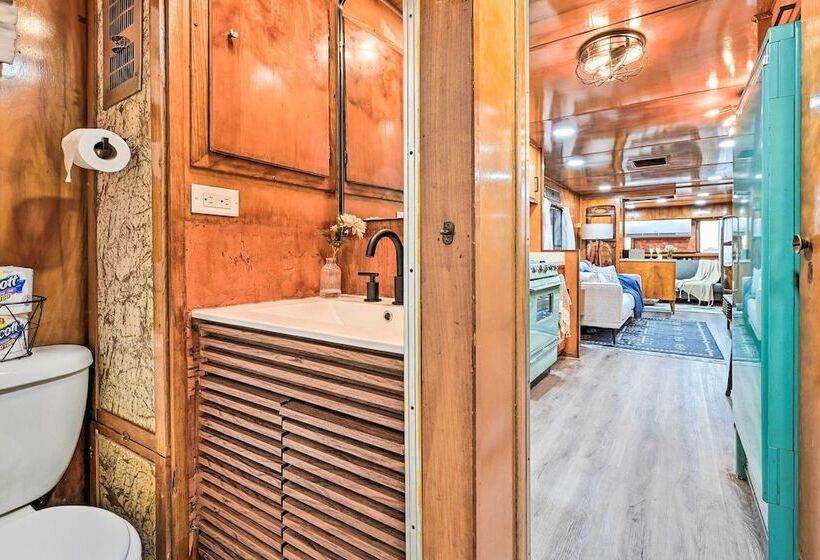 Charming Tiny Home W/ Private Hot Tub!