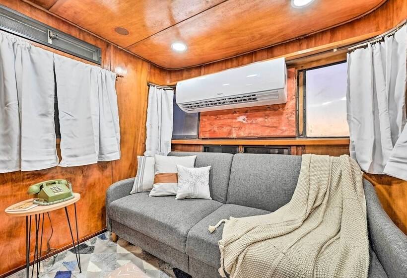 Charming Tiny Home W/ Private Hot Tub!