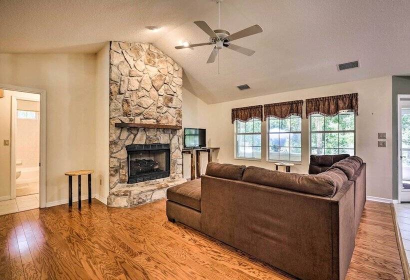 Charming Waldo Getaway Near Lake Santa Fe!