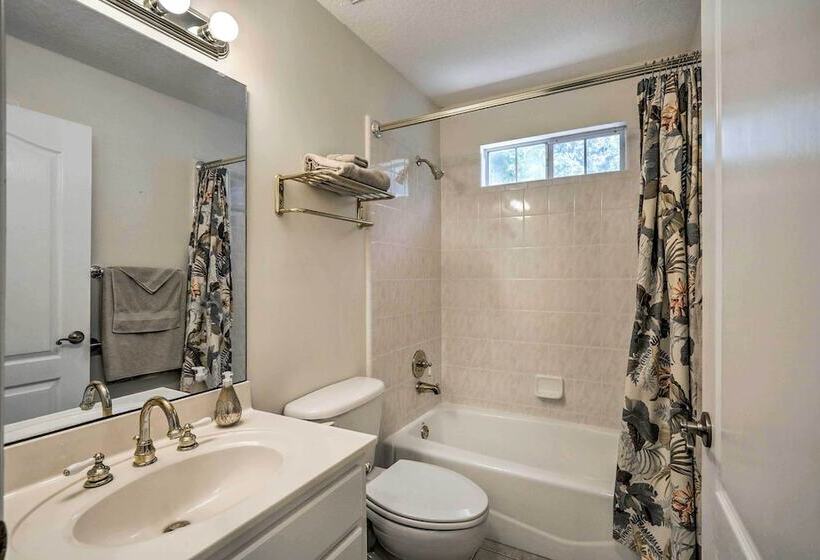 Charming Waldo Getaway Near Lake Santa Fe!