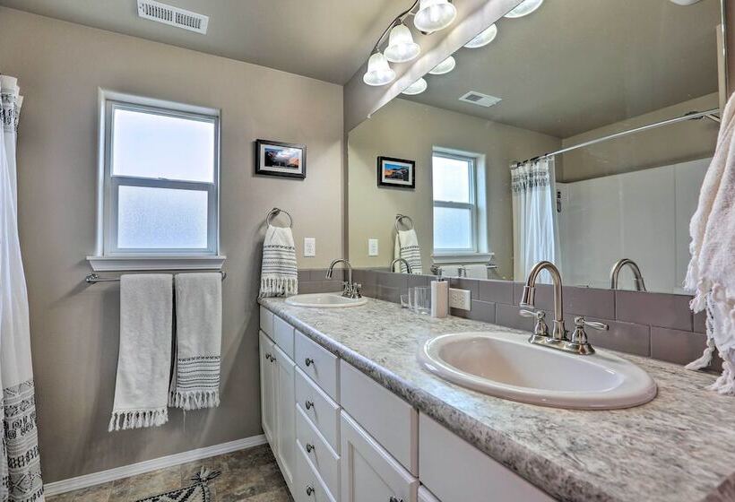 Chic Bend Home W/ Deck < 3 Mi To Downtown!