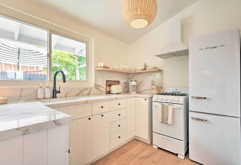 Chic & Central Ventura Home Walk To Beach!