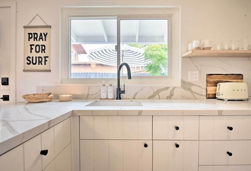 Chic & Central Ventura Home Walk To Beach!