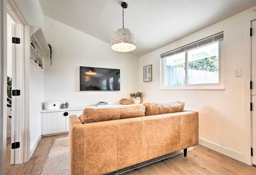 Chic & Central Ventura Home Walk To Beach!