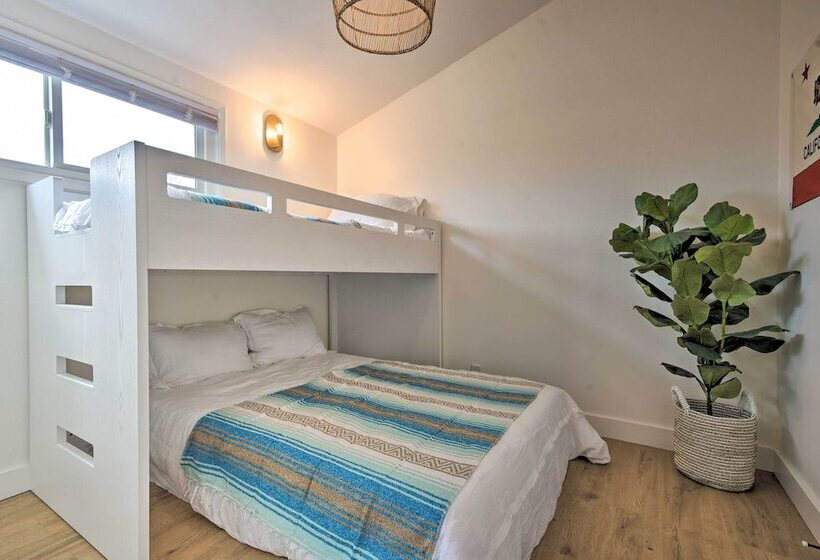 Chic & Central Ventura Home Walk To Beach!