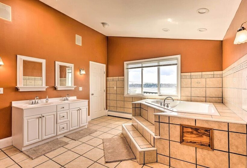 Coastal Abode W/ Beach Views, Walk To Beach & Bars