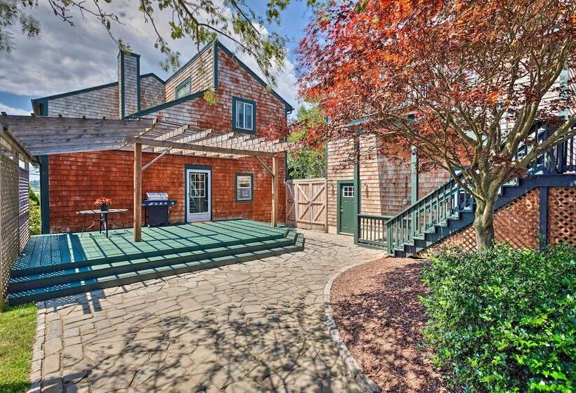 Coastal Abode W/ Beach Views, Walk To Beach & Bars