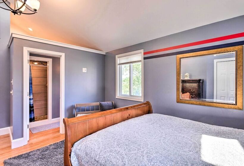 Coastal Abode W/ Beach Views, Walk To Beach & Bars