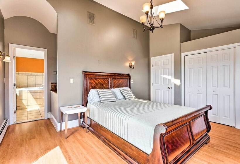 Coastal Abode W/ Beach Views, Walk To Beach & Bars