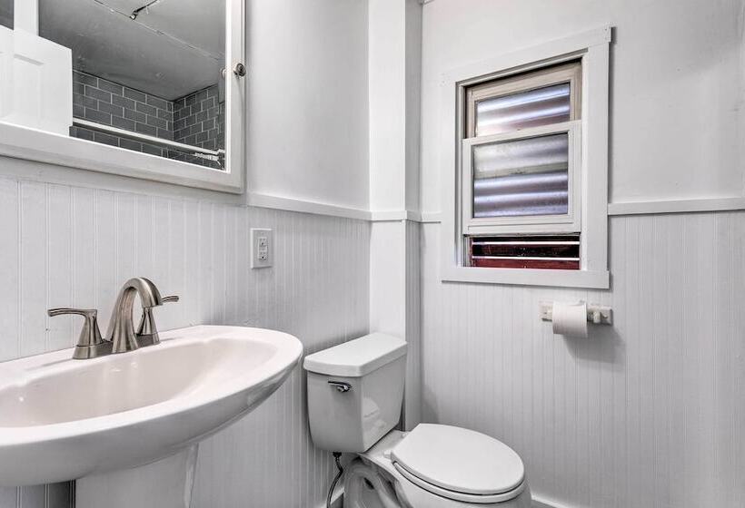 Coastal Portsmouth Home W/ Bay Access Near Newport