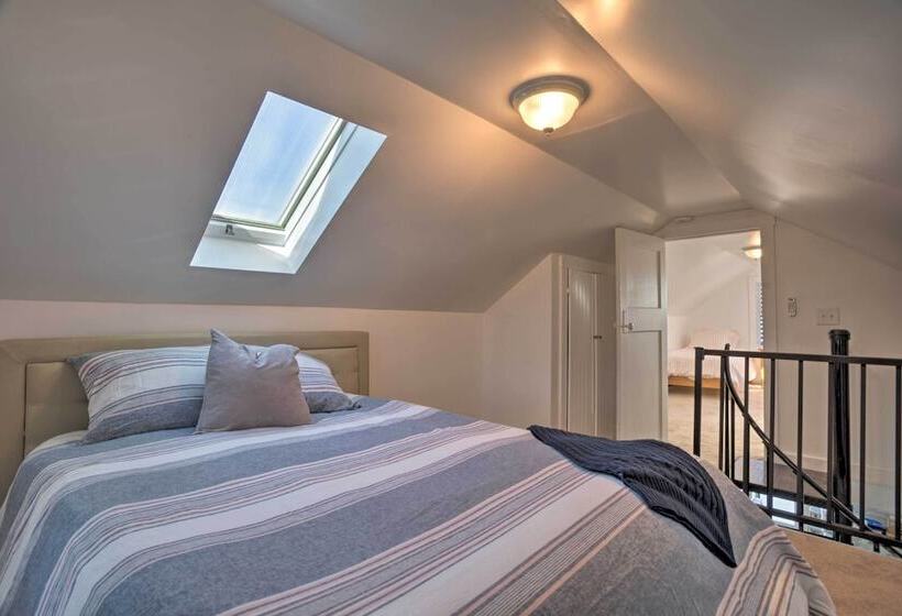 Coastal Portsmouth Home W/ Bay Access Near Newport