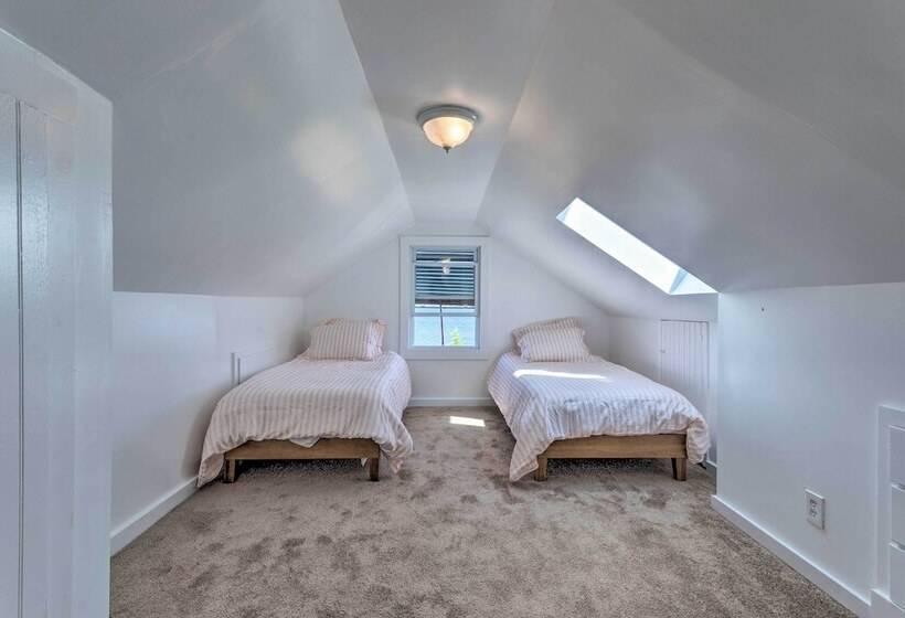 Coastal Portsmouth Home W/ Bay Access Near Newport