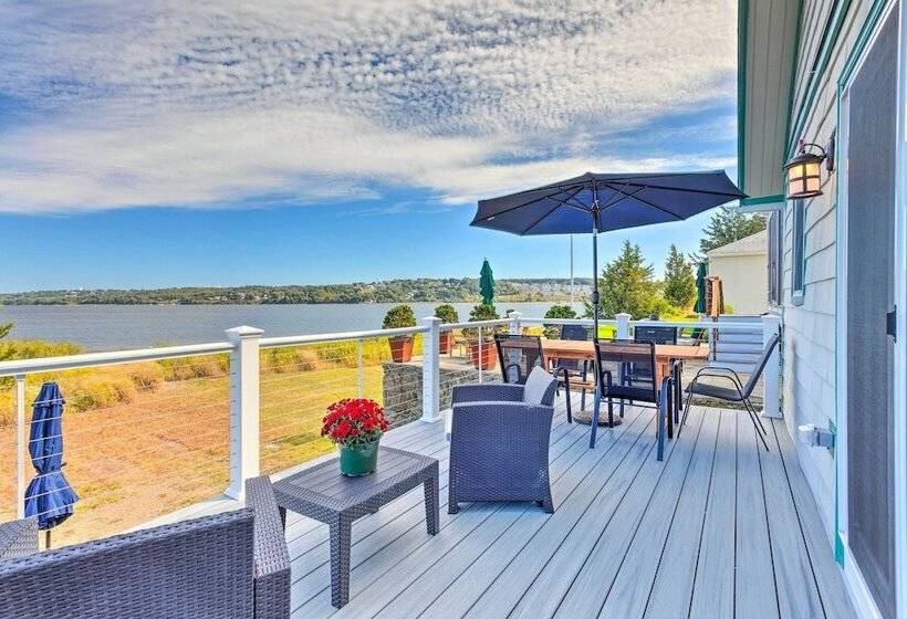 Coastal Portsmouth Home W/ Bay Access Near Newport