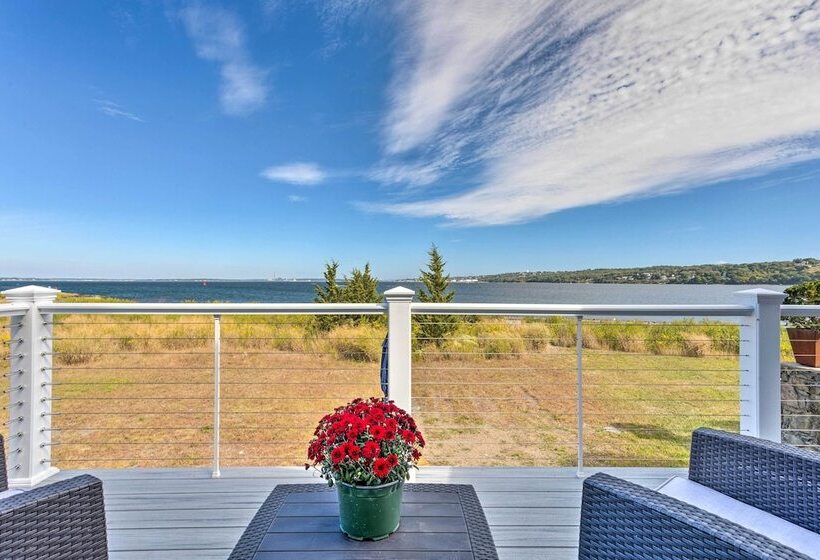 Coastal Portsmouth Home W/ Bay Access Near Newport