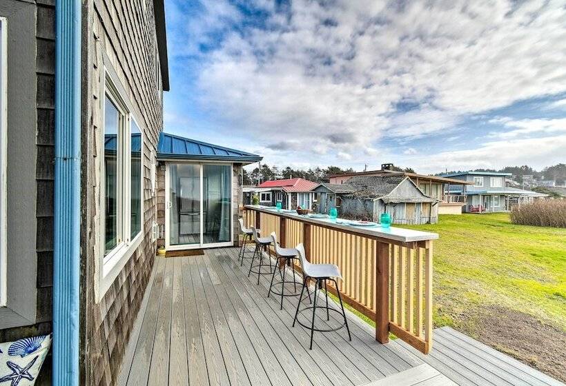 Coastal Retreat: Deck, Ocean Views + Walk To Beach